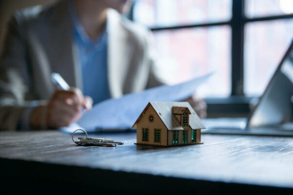 Sign a house sale agreement Sign a house sale agreement